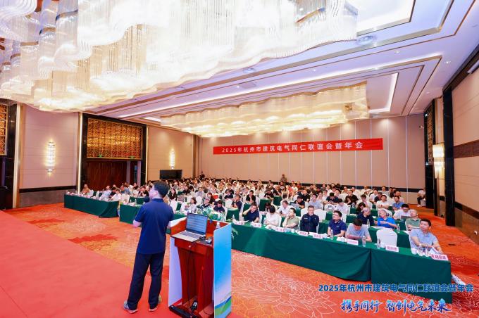 1N1A1560-opq3777378419